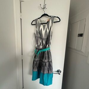 Sleeveless Geometric Print Midi Dress with Teal Hem
